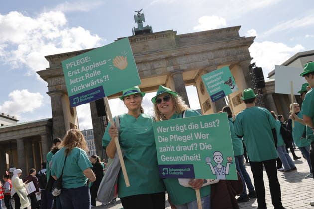 Deutschland, Berlin, Platz des 18. März am Brandenburger Tor, Krankenhausversorgung darf nicht kaputtgespart werden!Kundgebung der Berliner Krankenhäuser und von ver.di! *** Germany, Berlin, Platz des 18 März am Brandenburger Tor, Hospital care must not be cut back Rally by Berlin hospitals and ver di