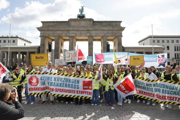 Deutschland, Berlin, Platz des 18. März am Brandenburger Tor, Krankenhausversorgung darf nicht kaputtgespart werden!Kundgebung der Berliner Krankenhäuser und von ver.di! *** Germany, Berlin, Platz des 18 März am Brandenburger Tor, Hospital care must not be cut back Rally by Berlin hospitals and ver di