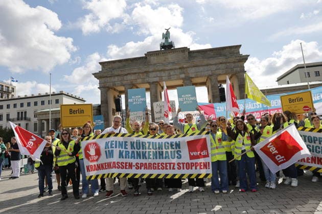 Deutschland, Berlin, Platz des 18. März am Brandenburger Tor, Krankenhausversorgung darf nicht kaputtgespart werden!Kundgebung der Berliner Krankenhäuser und von ver.di! *** Germany, Berlin, Platz des 18 März am Brandenburger Tor, Hospital care must not be cut back Rally of Berlin hospitals and ver di