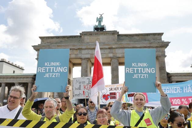 Deutschland, Berlin, Platz des 18. März am Brandenburger Tor, Krankenhausversorgung darf nicht kaputtgespart werden!Kundgebung der Berliner Krankenhäuser und von ver.di! *** Germany, Berlin, Platz des 18 März am Brandenburger Tor, Hospital care must not be cut back Rally of Berlin hospitals and ver di