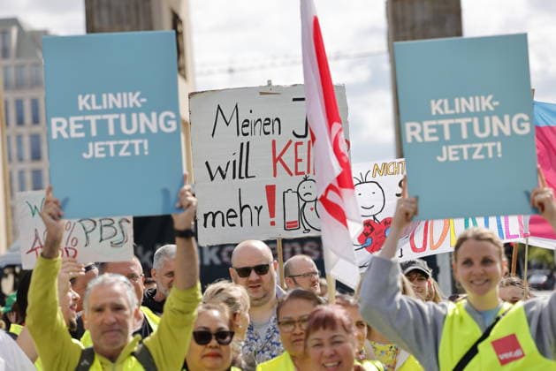 Deutschland, Berlin, Platz des 18. März am Brandenburger Tor, Krankenhausversorgung darf nicht kaputtgespart werden!Kundgebung der Berliner Krankenhäuser und von ver.di! *** Germany, Berlin, Platz des 18 März am Brandenburger Tor, Hospital care must not be cut back Rally of Berlin hospitals and ver di