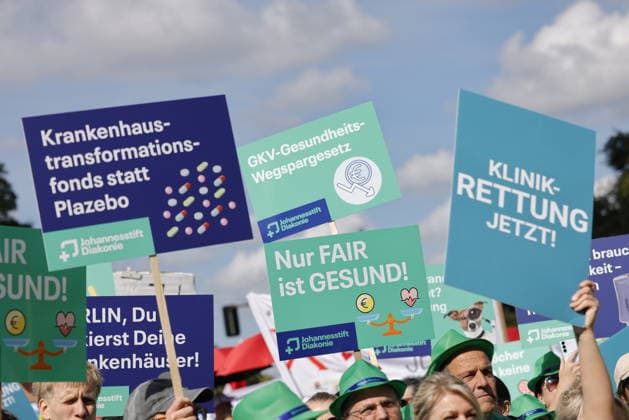Deutschland, Berlin, Platz des 18. März am Brandenburger Tor, Krankenhausversorgung darf nicht kaputtgespart werden!Kundgebung der Berliner Krankenhäuser und von ver.di! *** Germany, Berlin, Platz des 18 März am Brandenburger Tor, Hospital care must not be cut back Rally of Berlin hospitals and ver di