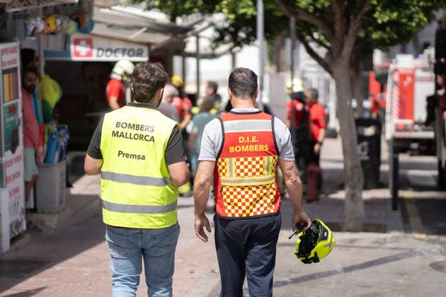 Two dead and 24 injured in a fire in Magaluf Mallorca Several firefighters working at the scene of the fire, on June 11, 2026, in Magaluf, Mallorca, Balearic Islands Spain Two people have died in a fire in a block of apartments in Magaluf and 24 have been injured, eight of them firefighters The fire has originated on the third floor of the building and a dozen people remain confined inside 11 JUNE 2026 Javier Ferná Magaluf, Mallorca, Balearic Islands Magaluf, Mallorca, Balearic Islands Spain  Copyright: xJavierxFernandezx 7588938