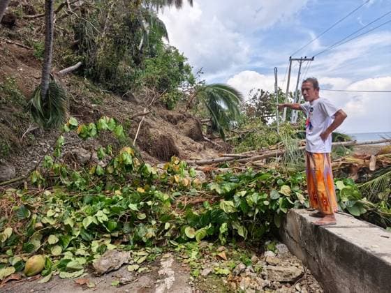 (260611) -- GENERAL SANTOS CITY, June 11, 2026 -- A man stands by the roadside of a blocked road after a major landslide triggered by an earthquake, in Sarangani Province, the Philippines, June 11, 2026. At least 47 people were killed, 31 missing and 688 injured after a magnitude 7.8 earthquake struck off the southern coast of Mindanao, the Philippines, on Monday, said the National Disaster Risk Reduction and Management Council (NDRRMC) on Thursday. (Str Xinhua) PHILIPPINES-SARANGANI PROVINCE-EARTHQUAKE-AFTERMATH RouellexUmali 