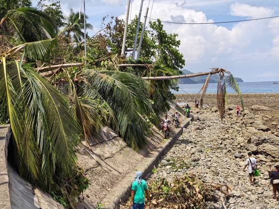 (260611) -- GENERAL SANTOS CITY, June 11, 2026 -- People struggle beside a blocked road after a major landslide triggered by an earthquake, in Sarangani Province, the Philippines, June 11, 2026. At least 47 people were killed, 31 missing and 688 injured after a magnitude 7.8 earthquake struck off the southern coast of Mindanao, the Philippines, on Monday, said the National Disaster Risk Reduction and Management Council (NDRRMC) on Thursday. (Str Xinhua) PHILIPPINES-SARANGANI PROVINCE-EARTHQUAKE-AFTERMATH RouellexUmali 