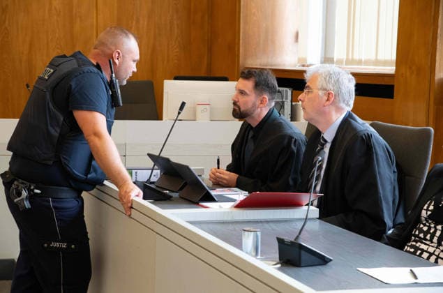 v.l. ein Justizbeamter, Rechtsanwalt Daniel KUHLMANN, Rechtsanwalt Christoph MEER, Klaegerin Rita W., und Klaeger Alfred WAGNER Verhandlungstermine in den Zivilverfahren W. . . Stadt-Sparkasse Gelsenkirchen und M. . . Stadt-Sparkasse Gelsenkirchen, Die Klaeger fordern nach dem spektakulaeren Einbruch in die Sparkasse Gelsenkirchen-Buer Entschaedigung fuer in den aufgebrochenen Schliessfaechern aufbewahrten Werte und werfen der Sparkasse unzureichende Sicherungsvorkehrungen vor, am 11.06.2026 vor dem Landgericht Essen; *** From left a court official, lawyer Daniel KUHLMANN, lawyer Christoph MEER, plaintiff Rita W , and plaintiff Alfred WAGNER Hearing dates in the civil proceedings W Stadt Sparkasse Gelsenkirchen and M Stadt Sparkasse G