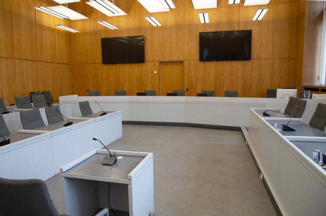 Blick in den Gerichtssaal, , Justiz, Feature, Symbolfoto, Randmotiv, Verhandlungstermine in den Zivilverfahren W. . . Stadt-Sparkasse Gelsenkirchen und M. . . Stadt-Sparkasse Gelsenkirchen, Die Klaeger fordern nach dem spektakulaeren Einbruch in die Sparkasse Gelsenkirchen-Buer Entschaedigung fuer in den aufgebrochenen Schliessfaechern aufbewahrten Werte und werfen der Sparkasse unzureichende Sicherungsvorkehrungen vor, am 11.06.2026 vor dem Landgericht Essen; *** View into the courtroom, , Justice, Feature, Symbol photo, Border motif, Trial dates in the civil proceedings W Stadt Sparkasse Gelsenkirchen and M Stadt Sparkasse Gelsenkirchen, After the spectacular break-in at the Sparkasse Gelsenkirchen Buer, the plaintiffs are demanding co
