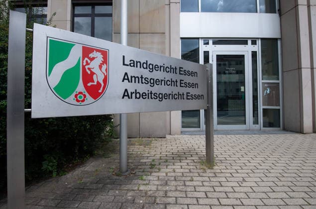 Landgericht Essen, Amtsgericht Essen, Arbeitsgericht Essen, Schild, Hinweistafel, Feature, Symbolfoto, Randmotiv, Verhandlungstermine in den Zivilverfahren W. . . Stadt-Sparkasse Gelsenkirchen und M. . . Stadt-Sparkasse Gelsenkirchen, Die Klaeger fordern nach dem spektakulaeren Einbruch in die Sparkasse Gelsenkirchen-Buer Entschaedigung fuer in den aufgebrochenen Schliessfaechern aufbewahrten Werte und werfen der Sparkasse unzureichende Sicherungsvorkehrungen vor, am 11.06.2026 vor dem Landgericht Essen; *** Essen Regional Court, Essen District Court, Essen Labor Court, sign, information board, feature, symbol photo, marginal motif, hearing dates in the civil proceedings W Stadt Sparkasse Gelsenkirchen and M Stadt Sparkasse Gelsenkirche