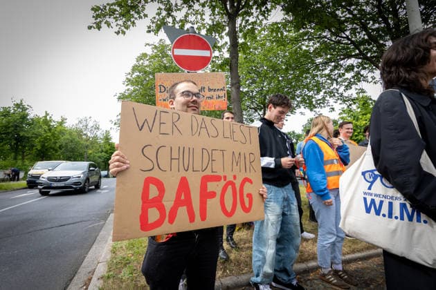 Studierende protestieren in Bonn gegen Stopp der BAföG-Erhöhung Bonn, 11. Juni 2026: Studierende der Universität Bonn protestieren vor dem Bundesministerium für Forschung, Technologie und Raumfahrt gegen die geplante Absage der angekündigten BAföG-Erhöhung. Zu der Kundgebung hatte der Allgemeine Studierendenausschuss (AStA) aufgerufen. Die Demonstrierenden fordern eine Anhebung der Förderleistungen angesichts steigender Miet- und Lebenshaltungskosten. Bonn Gronau Nordrhein-Westfalen Deutschland *** Students protest in Bonn against halt to BAföG increase Bonn, June 11, 2026 Students from the University of Bonn protest in front of the Federal Ministry of Research, Technology and Space against the planned cancellation of the announced
