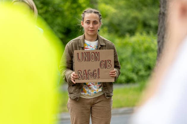 Studierende protestieren in Bonn gegen Stopp der BAföG-Erhöhung Bonn, 11. Juni 2026: Studierende der Universität Bonn protestieren vor dem Bundesministerium für Forschung, Technologie und Raumfahrt gegen die geplante Absage der angekündigten BAföG-Erhöhung. Zu der Kundgebung hatte der Allgemeine Studierendenausschuss (AStA) aufgerufen. Die Demonstrierenden fordern eine Anhebung der Förderleistungen angesichts steigender Miet- und Lebenshaltungskosten. Bonn Gronau Nordrhein-Westfalen Deutschland *** Students protest in Bonn against halt to BAföG increase Bonn, June 11, 2026 Students from the University of Bonn protest in front of the Federal Ministry of Research, Technology and Space against the planned cancellation of the announced