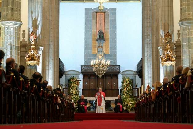 SPAIN - POPE LEO XIV GREETS PEOPLE DURING MEETING WITH BISHOPS, PRIESTS , DEACONS ,RELIGIOUS,SEMINARIANS AND PASTORAL WORKERS IN THE CATHEDRAL OF SAINT ANNE IN LAS PALMAS ON THE CANARY ISLAND OF GRAN CANARIA - 2026 6 11 Spain, Vatican, 2026 6 11 Pope Leo XIV greets people during a meeting with bishops, priests, deacons, religious, seminarians and pastoral workers in the cathedral of Saint Anne in Las Palmas on the Canary Island of Gran Canaria, a place accustomed to the arrival of migrants, EDITORIAL USE ONLY - NO BOOKS Copyright: xVATICANxMEDIA CPPx
