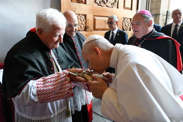 SPAIN - POPE LEO XIV GREETS PEOPLE DURING MEETING WITH BISHOPS, PRIESTS , DEACONS ,RELIGIOUS,SEMINARIANS AND PASTORAL WORKERS IN THE CATHEDRAL OF SAINT ANNE IN LAS PALMAS ON THE CANARY ISLAND OF GRAN CANARIA - 2026 6 11 Spain, Vatican, 2026 6 11 Pope Leo XIV greets people during a meeting with bishops, priests, deacons, religious, seminarians and pastoral workers in the cathedral of Saint Anne in Las Palmas on the Canary Island of Gran Canaria, a place accustomed to the arrival of migrants, EDITORIAL USE ONLY - NO BOOKS Copyright: xVATICANxMEDIA CPPx