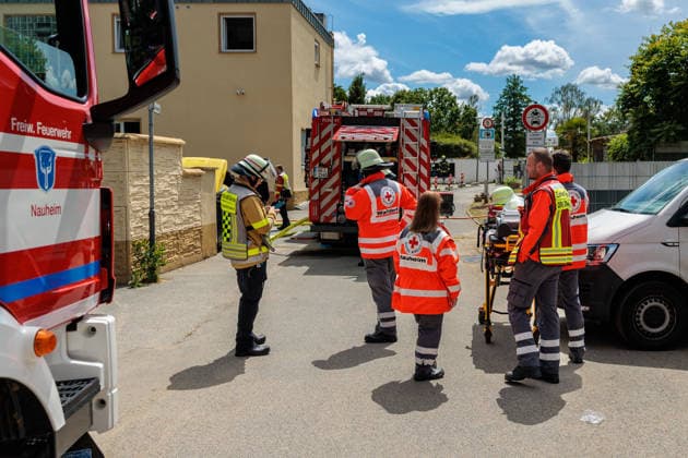 Brand in Restaurantküche Großaufgebot an Rettungskräften Zunächst zehn Personen vermisst Am 11.06.2026 kam es gegen 13:30 Uhr in einem Restaurant am Seeweg in Nauheim zu einem Küchenbrand. Die Feuerwehren Nauheim und Rüsselsheim rückten mit mehreren Fahrzeugen aus, zudem waren DRK, Notarzt und der Kreisbrandinspektor im Einsatz. Obwohl bei der Alarmierung von rund zehn vermissten Personen ausgegangen worden war, wurde laut Polizei niemand verletzt. Die Küche des Restaurants wurde massiv beschädigt; der Sachschaden wurde auf rund 50.000 Euro geschätzt. Das Gebäude wird teilweise von der Gemeinde Nauheim als Unterkunft für hilfsbedürftige Personen genutzt. Nauheim Hessen Deutschland *** Fire in restaurant kitchen Large c