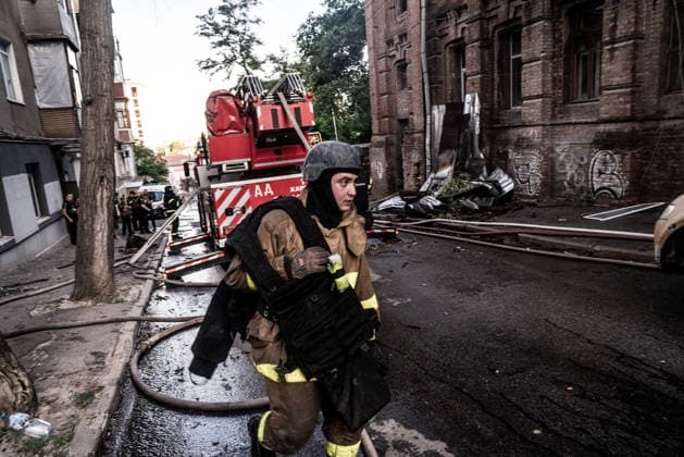 ukrainian conflict KHARKIV, UKRAINE - JUNE 9 : Exhausted firefighter carrying his bulletproof vest in Kharkiv, Ukraine, on June 9, 2026. Kharkiv kharkiv Oblast Ukraine Copyright: xVINCENZOxCIRCOSTAx VCIRCOSTA-11