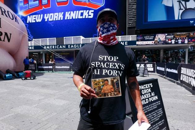 New York, NY- June 11th: A Giant Inflatable Sculpture of Elon Musk in Times Square Manhattan on June 11, displays the statement Ã¢â‚¬oeSpace XÃ¢â‚¬â ¢s Grok Makes AI Child PornÃ¢â‚¬Â.on June 11, 2026 Credit: Camara Porter USA - ZUMAa123 20260611_zaa_a123_003 Copyright: xAdMediax