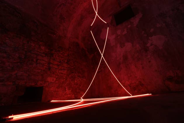 11.06.2026 Unna, NRW, Das Zentrum für Internationale Lichtkunst Unna feiert 25jähriges Jubiläum. Mit der Ausstellung Light Dialogues präseniert das Zentrum eine Kooperation mit dem Schauwerk Sindelfingen. Dabei handelt es sich um eine private Stiftung aus Baden-Würtemberg die eine große Sammlung von Lichtkunstwerken besitzt. Die Ausstellung in Unna zeigt 19 Arbeiten von 11 Lichtkünstlern. Dauer 13. Juni 2026 bis 10. Januar 2027. Das Lichtzenzrum befindet sich in den Katakomben der ehemaligen Lindenbrauerei und bietet ein unnachahmliches Ambiente für die Lichtobjekte. Werk: Lamentable von Francois Morellet, Schauwerk Sindelfingen. *** 11 06 2026 Unna, NRW, The Center for International Light Art Unna celebrates its 25th anniversary