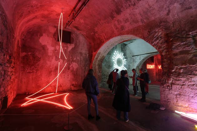 11.06.2026 Unna, NRW, Das Zentrum für Internationale Lichtkunst Unna feiert 25jähriges Jubiläum. Mit der Ausstellung Light Dialogues präseniert das Zentrum eine Kooperation mit dem Schauwerk Sindelfingen. Dabei handelt es sich um eine private Stiftung aus Baden-Würtemberg die eine große Sammlung von Lichtkunstwerken besitzt. Die Ausstellung in Unna zeigt 19 Arbeiten von 11 Lichtkünstlern. Dauer 13. Juni 2026 bis 10. Januar 2027. Das Lichtzenzrum befindet sich in den Katakomben der ehemaligen Lindenbrauerei und bietet ein unnachahmliches Ambiente für die Lichtobjekte. Werk: Lamentable von Francois Morellet, Schauwerk Sindelfingen. *** 11 06 2026 Unna, NRW, The Center for International Light Art Unna celebrates its 25th anniversary