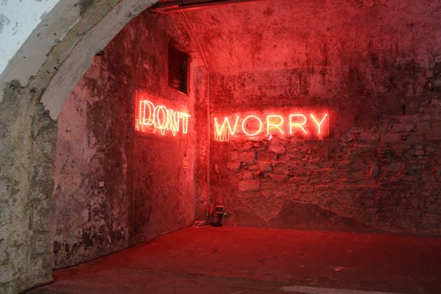 11.06.2026 Unna, NRW, Das Zentrum für Internationale Lichtkunst Unna feiert 25jähriges Jubiläum. Mit der Ausstellung Light Dialogues präseniert das Zentrum eine Kooperation mit dem Schauwerk Sindelfingen. Dabei handelt es sich um eine private Stiftung aus Baden-Würtemberg die eine große Sammlung von Lichtkunstwerken besitzt. Die Ausstellung in Unna zeigt 19 Arbeiten von 11 Lichtkünstlern. Dauer 13. Juni 2026 bis 10. Januar 2027. Das Lichtzenzrum befindet sich in den Katakomben der ehemaligen Lindenbrauerei und bietet ein unnachahmliches Ambiente für die Lichtobjekte. Werk: Don t Worry von Martin Creed, Schauwerk Sindelfingen. *** 11 06 2026 Unna, NRW, The Center for International Light Art Unna celebrates its 25th anniversary Wit