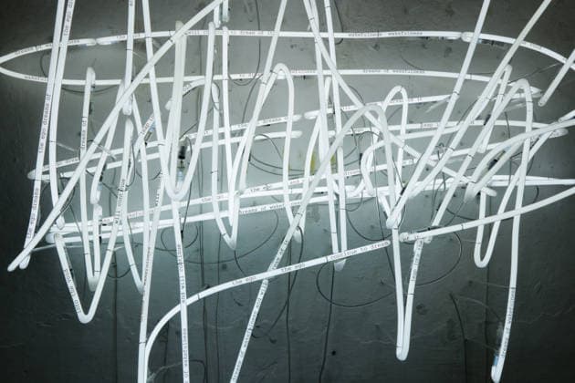 11.06.2026 Unna, NRW, Das Zentrum für Internationale Lichtkunst Unna feiert 25jähriges Jubiläum. Mit der Ausstellung Light Dialogues präseniert das Zentrum eine Kooperation mit dem Schauwerk Sindelfingen. Dabei handelt es sich um eine private Stiftung aus Baden-Würtemberg die eine große Sammlung von Lichtkunstwerken besitzt. Die Ausstellung in Unna zeigt 19 Arbeiten von 11 Lichtkünstlern. Dauer 13. Juni 2026 bis 10. Januar 2027. Das Lichtzenzrum befindet sich in den Katakomben der ehemaligen Lindenbrauerei und bietet ein unnachahmliches Ambiente für die Lichtobjekte. Werk: Leap into the void - the ego dreams of wakefulness and will continue the dream of it von Astrid Klein, Schauwerk Sindelfingen. *** 11 06 2026 Unna, NRW, The