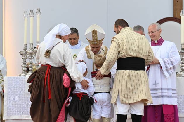 Pope Leo XIV presides the multitudinous Holy Mass in Las Palmas de Gran Canaria Pope Leo XIV during the celebration of the multitudinous Holy Mass, on June 11, 2026, in Las Palmas de Gran Canaria, Canary Islands Spain This Eucharist marks the first time that a pontiff officially visits the Canary Islands archipelago and brings together more than 46,000 accredited faithful at the Gran Canaria Stadium as the great central act of his apostolic journey 11 JUNE 2026 POPE CANARIAS MASS STADIUM Eros Santana Las Palmas de Gran Canari Cana Las Palmas de Gran Canari Cana Espana  Copyright: xErosxSantanax xACFIx 7589948