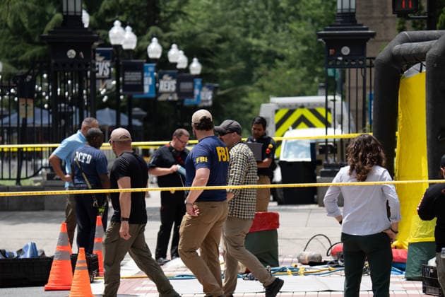 June 11, 2026, Washington, Dc, United States: Washington, D.C. fire fighters are decontaminated following a suspcious package incident near the Foggy Bottom Metro station in Washington, D.C. on June 11, 2026. Washington United States  - ZUMAl312 20260611_znp_l312_049 Copyright: xAndrewxLeydenx