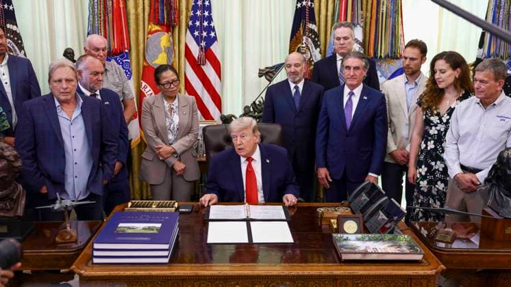 June 11, 2026, Washington, District Of Columbia, USA: US President Donald Trump speaks to reporters about restoring commercial fishing access to areas of the Pacific during a signing ceremony in the Oval Office of the White House in Washington, DC, USA, 11 June 2026 Washington USA  - ZUMAs152 20260611_faa_s152_033 Copyright: xShawnxThewx-xPoolxviaxCNPx