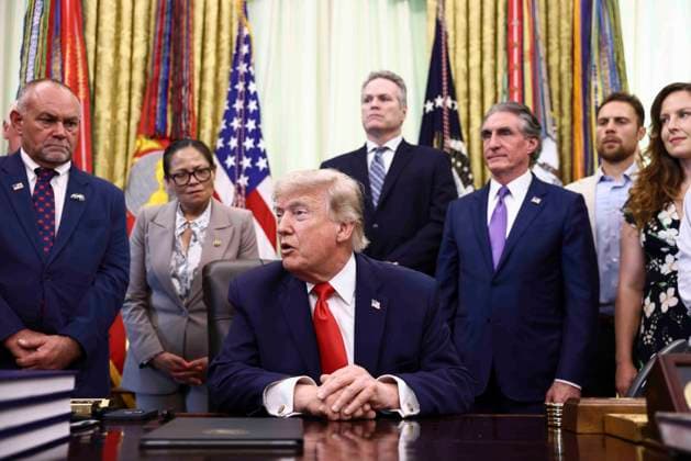 June 11, 2026, Washington, District Of Columbia, USA: US President Donald Trump responds to a question from the news media after signing a proclamation about restoring commercial fishing access to areas of the Pacific in the Oval Office of the White House in Washington, DC, USA, 11 June 2026 Washington USA  - ZUMAs152 20260611_faa_s152_035 Copyright: xShawnxThewx-xPoolxviaxCNPx