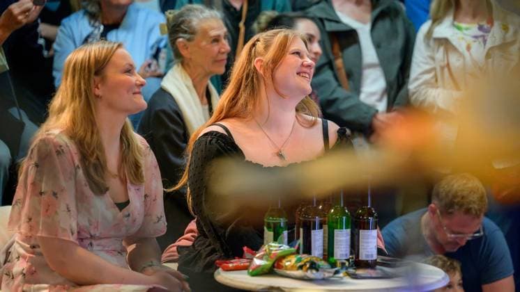 Essen: URBAHN Music Session mit Til Brönner ** NUR FÜR REDAKTIONELLE ZWECKE ** EDITORIAL USE ONLY **<p>Ticket-Gewinnerinnen Nadine Simon (r.) und Janina Hormes bei der URBAHN Music Session mit Til Brönner und Benny &amp; Joyce am Donnerstag, den 11.06.2026, auf der Mittelebene der Station Rathaus in Essen. Copyright: UwexErnst *** Essen URBAHN Music Session with Til Brönner FOR EDITORIAL PURPOSES ONLY EDITORIAL USE ONLY p Ticket winners Nadine Simon r and Janina Hormes at the URBAHN Music Session with Til Brönner and Benny amp Joyce on Thursday, 11 06 2026, on the middle level of the Rathaus station in Essen Copyright UwexErnst Copyright: UwexErnst doc868wah86u84nv5yrfe6 ,EDITORIAL USE ONLY