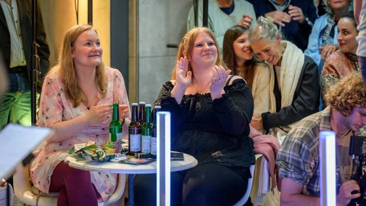Essen: URBAHN Music Session mit Til Brönner ** NUR FÜR REDAKTIONELLE ZWECKE ** EDITORIAL USE ONLY **<p>Ticket-Gewinnerinnen Nadine Simon (r.) und Janina Hormes bei der URBAHN Music Session mit Til Brönner und Benny &amp; Joyce am Donnerstag, den 11.06.2026, auf der Mittelebene der Station Rathaus in Essen. Copyright: UwexErnst *** Essen URBAHN Music Session with Til Brönner FOR EDITORIAL PURPOSES ONLY EDITORIAL USE ONLY p Ticket winners Nadine Simon r and Janina Hormes at the URBAHN Music Session with Til Brönner and Benny amp Joyce on Thursday, 11 06 2026, on the middle level of the Rathaus station in Essen Copyright UwexErnst Copyright: UwexErnst doc868wai6xyacuq0bc18d9 ,EDITORIAL USE ONLY