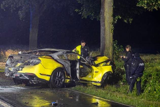 Tödlicher Unfall in Schravelen ** NUR FÜR REDAKTIONELLE ZWECKE ** EDITORIAL USE ONLY **<p>Ein verbrannter PKW der Marke Mustang steht am 11.6.2026 auf der Verbindungsstraße zwischen Kevelaer und Winnekendonk. Der Fahrer wurde eingeklemmt und verbrannte in seinem Fahrzeug. Foto : Arnulf Stoffel Funke Foto Services < p> Buntes Deutschland NRW Kevelaer Copyright: ArnulfxStoffel *** Fatal accident in Schravelen FOR EDITORIAL PURPOSES ONLY EDITORIAL USE ONLY p A burnt Mustang car stands on the connecting road between Kevelaer and Winnekendonk on 11 6 2026 The driver was trapped and burnt to death in his vehicle Photo Arnulf Stoffel Funke Foto Services p Colorful Germany NRW Kevelaer Copyright ArnulfxStoffel Copyright: ArnulfxStoffel doc868xf7fpvdf16wpklszs ,EDITORIAL USE ONLY
