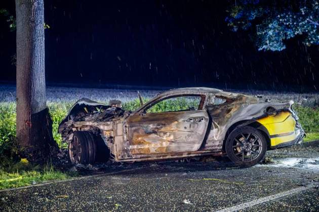 Tödlicher Unfall in Schravelen ** NUR FÜR REDAKTIONELLE ZWECKE ** EDITORIAL USE ONLY **<p>Ein verbrannter PKW der Marke Mustang steht am 11.6.2026 auf der Verbindungsstraße zwischen Kevelaer und Winnekendonk. Der Fahrer wurde eingeklemmt und verbrannte in seinem Fahrzeug. Foto : Arnulf Stoffel Funke Foto Services < p> Buntes Deutschland NRW Kevelaer Copyright: ArnulfxStoffel *** Fatal accident in Schravelen FOR EDITORIAL PURPOSES ONLY EDITORIAL USE ONLY p A burnt Mustang car stands on the connecting road between Kevelaer and Winnekendonk on 11 6 2026 The driver was trapped and burnt to death in his vehicle Photo Arnulf Stoffel Funke Foto Services p Colorful Germany NRW Kevelaer Copyright ArnulfxStoffel Copyright: ArnulfxStoffel doc868xf7l18z8zciyii4g ,EDITORIAL USE ONLY