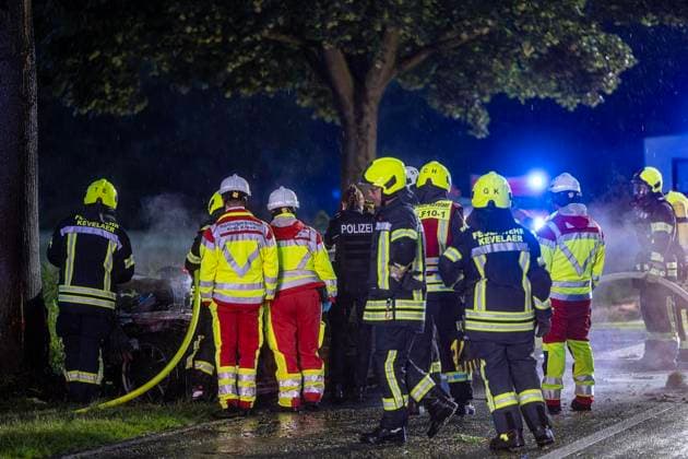 Tödlicher Unfall in Schravelen ** NUR FÜR REDAKTIONELLE ZWECKE ** EDITORIAL USE ONLY **<p>Ein verbrannter PKW der Marke Mustang steht am 11.6.2026 auf der Verbindungsstraße zwischen Kevelaer und Winnekendonk. Der Fahrer wurde eingeklemmt und verbrannte in seinem Fahrzeug. Foto : Arnulf Stoffel Funke Foto Services < p> Buntes Deutschland NRW Kevelaer Copyright: ArnulfxStoffel *** Fatal accident in Schravelen FOR EDITORIAL PURPOSES ONLY EDITORIAL USE ONLY p A burnt Mustang car stands on the connecting road between Kevelaer and Winnekendonk on 11 6 2026 The driver was trapped and burnt to death in his vehicle Photo Arnulf Stoffel Funke Foto Services p Colorful Germany NRW Kevelaer Copyright ArnulfxStoffel Copyright: ArnulfxStoffel doc868xf6cuoe81mzfmf16jf ,EDITORIAL USE ONLY