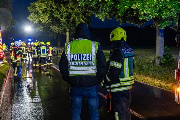Tödlicher Unfall in Schravelen ** NUR FÜR REDAKTIONELLE ZWECKE ** EDITORIAL USE ONLY **<p>Ein verbrannter PKW der Marke Mustang steht am 11.6.2026 auf der Verbindungsstraße zwischen Kevelaer und Winnekendonk. Der Fahrer wurde eingeklemmt und verbrannte in seinem Fahrzeug. Foto : Arnulf Stoffel Funke Foto Services < p> Buntes Deutschland NRW Kevelaer Copyright: ArnulfxStoffel *** Fatal accident in Schravelen FOR EDITORIAL PURPOSES ONLY EDITORIAL USE ONLY p A burnt Mustang car stands on the connecting road between Kevelaer and Winnekendonk on 11 6 2026 The driver was trapped and burnt to death in his vehicle Photo Arnulf Stoffel Funke Foto Services p Colorful Germany NRW Kevelaer Copyright ArnulfxStoffel Copyright: ArnulfxStoffel doc868xf7rsuf81an9k016h1 ,EDITORIAL USE ONLY
