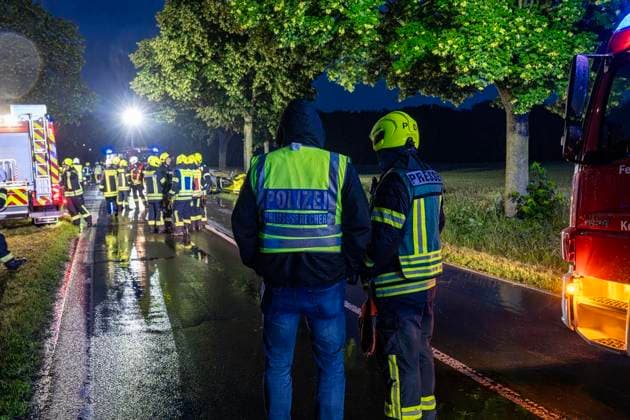 Tödlicher Unfall in Schravelen ** NUR FÜR REDAKTIONELLE ZWECKE ** EDITORIAL USE ONLY **<p>Ein verbrannter PKW der Marke Mustang steht am 11.6.2026 auf der Verbindungsstraße zwischen Kevelaer und Winnekendonk. Der Fahrer wurde eingeklemmt und verbrannte in seinem Fahrzeug. Foto : Arnulf Stoffel Funke Foto Services < p> Buntes Deutschland NRW Kevelaer Copyright: ArnulfxStoffel *** Fatal accident in Schravelen FOR EDITORIAL PURPOSES ONLY EDITORIAL USE ONLY p A burnt Mustang car stands on the connecting road between Kevelaer and Winnekendonk on 11 6 2026 The driver was trapped and burnt to death in his vehicle Photo Arnulf Stoffel Funke Foto Services p Colorful Germany NRW Kevelaer Copyright ArnulfxStoffel Copyright: ArnulfxStoffel doc868xf7tycpvlgs9t4t ,EDITORIAL USE ONLY