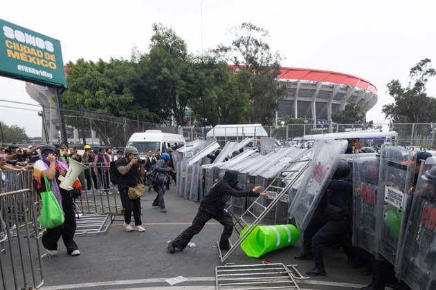 June 11, 2026, Mexico City, Mexico: Demonstrators took part in protests outside Mexico City Stadium in Mexico City on the opening day of the 2026 FIFA World Cup. The demonstration led to clashes with security personnel near the venue as part of a series of actions organized to highlight social demands, including concerns related to Mexico s disappearance crisis. Mexico City Mexico  - ZUMAl178 20260611_znp_l178_028 Copyright: xCristianxLeyvax