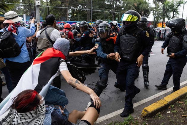 June 11, 2026, Mexico City, Mexico: Demonstrators took part in protests outside Mexico City Stadium in Mexico City on the opening day of the 2026 FIFA World Cup. The demonstration led to clashes with security personnel near the venue as part of a series of actions organized to highlight social demands, including concerns related to Mexico s disappearance crisis. Mexico City Mexico - ZUMAl178 20260611_znp_l178_024 Copyright: xCristianxLeyvax