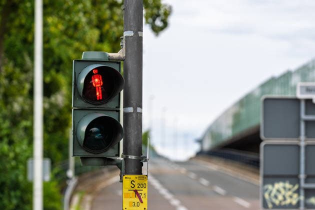 Vollsperrung Nordbrücke Bonn Absperrung der Auffahrt zur A565 - Die Friedrich-Ebert-Brücke, auch Nordbrücke, im Verlauf der A565 in Bonn ist seit Anfang Juni 2026 wegen struktureller Schäden am Tragwerk vollständig gesperrt. Die wichtige Rheinquerung verbindet normalerweise den Bonner Norden mit dem rechtsrheinischen Stadtgebiet und ist eine zentrale Verkehrsachse in der Region Bonn Rhein-Sieg. Bonn Nordrhein-Westfalen Deutschland *** Full closure of the Nordbrücke bridge in Bonn Closure of the access road to the A565 The Friedrich Ebert Bridge, also known as the Nordbrücke bridge, on the A565 in Bonn has been completely closed since the beginning of June 2026 due to structural damage to the supporting structure The important Rhine cr Copyright: xMarcxJohnx