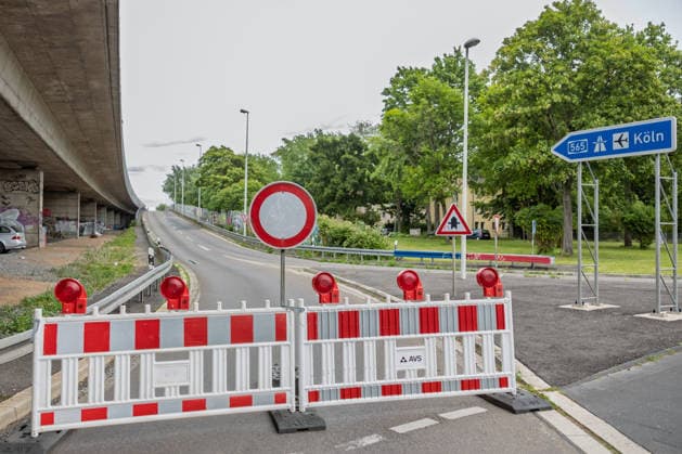 Vollsperrung Nordbrücke Bonn Absperrung der Auffahrt zur A565 - Die Friedrich-Ebert-Brücke, auch Nordbrücke, im Verlauf der A565 in Bonn ist seit Anfang Juni 2026 wegen struktureller Schäden am Tragwerk vollständig gesperrt. Die wichtige Rheinquerung verbindet normalerweise den Bonner Norden mit dem rechtsrheinischen Stadtgebiet und ist eine zentrale Verkehrsachse in der Region Bonn Rhein-Sieg. Bonn Nordrhein-Westfalen Deutschland *** Full closure of the Nordbrücke bridge in Bonn Closure of the access road to the A565 The Friedrich Ebert Bridge, also known as the Nordbrücke bridge, on the A565 in Bonn has been completely closed since the beginning of June 2026 due to structural damage to the supporting structure The important Rhine cr Copyright: xMarcxJohnx