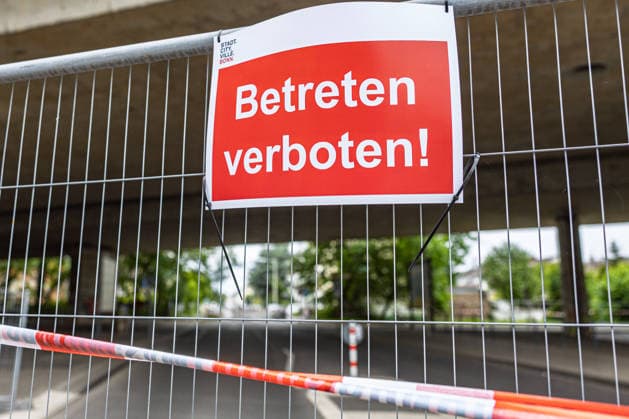 Vollsperrung Nordbrücke Bonn BETRETEN VERBOTEN! Gitter versperren den Weg unterhalb der beschädigten Vorladebrücke, samt Römerstraße - Die Friedrich-Ebert-Brücke, auch Nordbrücke, im Verlauf der A565 in Bonn ist seit Anfang Juni 2026 wegen struktureller Schäden am Tragwerk vollständig gesperrt. Die wichtige Rheinquerung verbindet normalerweise den Bonner Norden mit dem rechtsrheinischen Stadtgebiet und ist eine zentrale Verkehrsachse in der Region Bonn Rhein-Sieg. Bonn Nordrhein-Westfalen Deutschland *** Full closure of Nordbrücke Bonn BETRETEN VERBOTEN Lattices block the path underneath the damaged loading bridge, including the Roman road The Friedrich Ebert Bridge, also known as the Nordbrücke, on the A565 in Bonn has been compl Copyright: xMarcxJohnx