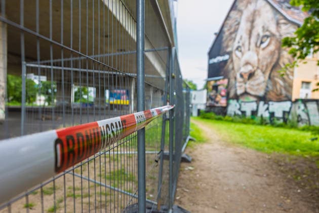 Vollsperrung Nordbrücke Bonn Gitter versperren den Weg unterhalb der beschädigten Vorladebrücke, samt Römerstraße - Die Friedrich-Ebert-Brücke, auch Nordbrücke, im Verlauf der A565 in Bonn ist seit Anfang Juni 2026 wegen struktureller Schäden am Tragwerk vollständig gesperrt. Die wichtige Rheinquerung verbindet normalerweise den Bonner Norden mit dem rechtsrheinischen Stadtgebiet und ist eine zentrale Verkehrsachse in der Region Bonn Rhein-Sieg. Bonn Nordrhein-Westfalen Deutschland *** Full closure of the North Bridge in Bonn Lattices block the path underneath the damaged loading bridge, including the Roman road The Friedrich Ebert Bridge, also known as the North Bridge, on the A565 in Bonn has been completely closed since the beg Copyright: xMarcxJohnx