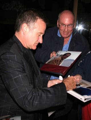 Robin Williams is leaving Mr Chow restaurant in Beverly Hills Robin Williams is leaving Mr Chow restaurant in Beverly Hills, Ca. on September 28, 2006 Photo by Milan Ryba Hollywood California U.S. Copyright: xMilanxRybax