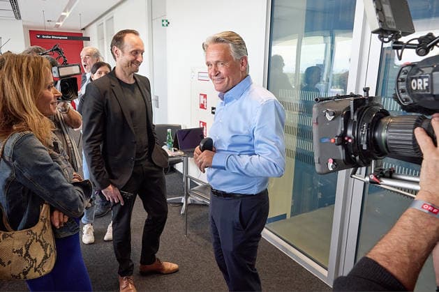- Wien 11.06.2026 - Wahl ORF-Generaldirektor - Heute fand im ORF-Zentrum die vorgezogene Wahl des neuen Generaldirektors durch den ORF-Stiftungsrat statt. 9 KandidatInnen waren heute zu einem Hearing vor dem Stiftungsrat eingeladen. PHOTO: Stiftungsrat Peter Westenthaler (FPÖ) im Gespräch mit Journalisten während einer Pause. Vienna (AUSTRIA) - Election of the ORF Director-General – Today, the ORF Foundation Board held an early election for the new Director-General at the ORF Centre. Österreichischer Rundfunk, öffentlich rechtlicher, Staatsfunk, Generaldirektorin, Wahl, ORF, TV, Radio, Stiftungsrat, Generaldirektor, ORF Wahl Generaldirektor *** Vienna 11 06 2026 Election ORF Director General Today the ORF Foundation Board held an 