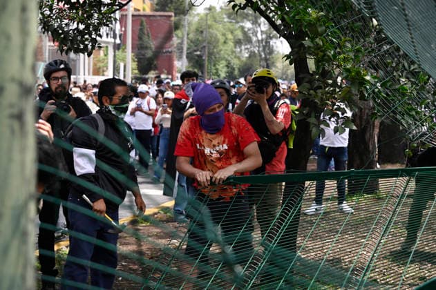 Mexicans Protest During the 2026 FIFA World Cup Opening Protesters break down fences during a protest against the government of Mexican President Claudia Sheinbaum, who has failed to meet their demands. The protesters marched along main avenues toward Azteca Stadium during the opening of the 2026 FIFA World Cup. on June 11, 2026 in Mexico City, Mexico. (Photo by Carlos Tischler Eyepix Group) Copyright: xCarlosxTischler xEyepixxGroupx CT_11062026_186430