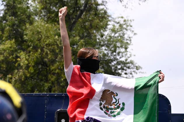 A woman holds a Mexican national flag while taking part during a protest against the government of Mexican President Claudia Sheinbaum, who has failed to meet their demands. The protesters marched along main avenues toward Azteca Stadium during the opening of the 2026 FIFA World Cup. on June 11, 2026 in Mexico City, Mexico. Mexico City Mexico - ZUMAe321 20260611_zia_e321_011 Copyright: xCarlosxTischlerx