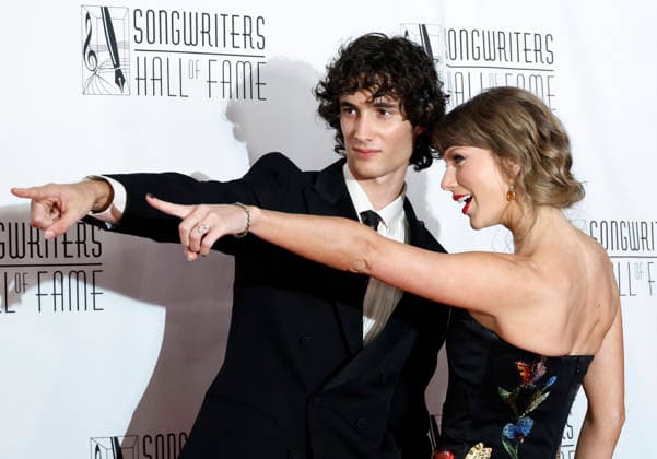 Sombr and Singer-songwriter Taylor Swift gesture on the red carpet at the 2026 Songwriters Hall of Fame Induction and Awards Gala at the New York Marriott Marquis on Thursday, June 11, 2026 in New York City.  NYP202606112013 PETERxFOLEY