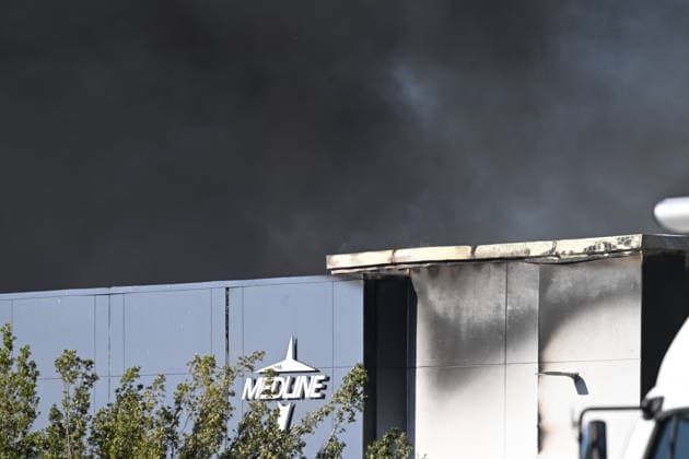 Fire engulfs Medline medical supply warehouse in Tracy TRACY, CALIFORNIA, UNITED STATES - JUNE 11: Black smoke pours into the sky from a massive commercial fire at the Medline Industries medical supply warehouse in Tracy, California, United States, on June 11, 2026. The South San Joaquin County Fire Authority reported that the million-square-foot distribution facility on Promontory Parkway was fully engulfed, prompting the evacuation of neighboring commercial structures and nearby fulfillment centers within the industrial park. Tayfun Coskun Anadolu California United States. Editorial use only. Please get in touch for any other usage.  Copyright: x2026xAnadoluxTayfunxCoskunx