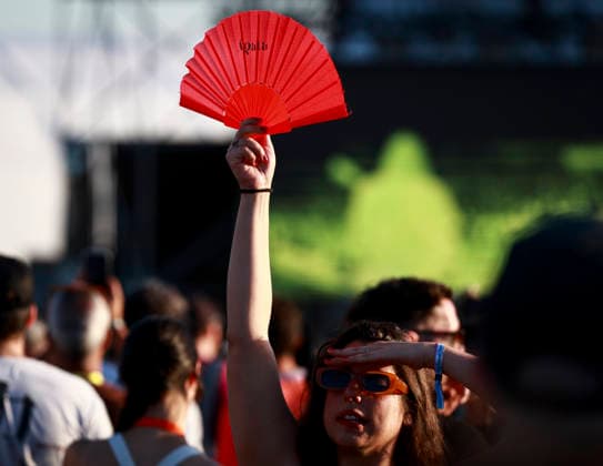 Primavera Sound Porto festival day 1 in Porto - 11 Jun 2026 A festival goer holds a fan on the first day of the Primavera Sound Porto festival. Porto Portugal Copyright: xRitaxFrancax xSOPAxImagesx RF_PRIMAVERASOUND_DAY1__16