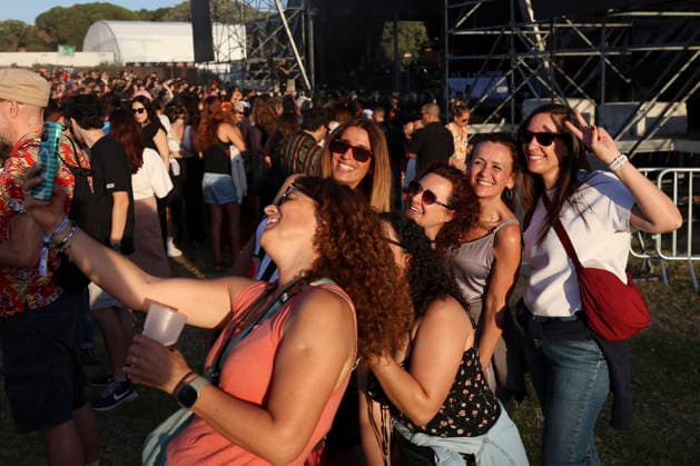 Primavera Sound Porto festival day 1 in Porto - 11 Jun 2026 Groups of friends take selfies on the first day of the Primavera Sound Porto festival. Porto Portugal Copyright: xRitaxFrancax xSOPAxImagesx RF_PRIMAVERASOUND_DAY1__5