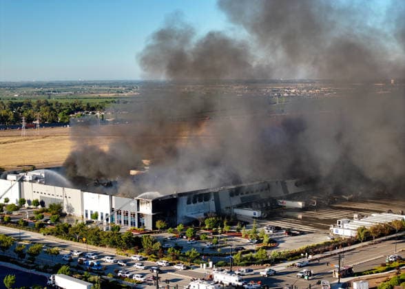 Massive fire destroys Medline Industries warehouse in Tracy of California TRACY, CALIFORNIA, UNITED STATES - JUNE 11: Black smoke pours into the sky from a massive commercial fire at the Medline Industries medical supply warehouse in Tracy, California, United States, on June 11, 2026. The South San Joaquin County Fire Authority reported that the million-square-foot distribution facility on Promontory Parkway was fully engulfed, prompting the evacuation of neighboring commercial structures and nearby fulfillment centers within the industrial park. Tayfun Coskun Anadolu California United States. Editorial use only. Please get in touch for any other usage.  Copyright: x2026xAnadoluxTayfunxCoskunx