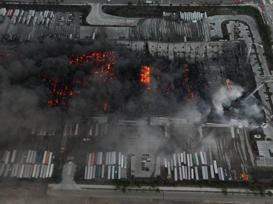 Massive fire destroys Medline Industries warehouse in Tracy of California TRACY, CALIFORNIA, UNITED STATES - JUNE 11: Black smoke pours into the sky from a massive commercial fire at the Medline Industries medical supply warehouse in Tracy, California, United States, on June 11, 2026. The South San Joaquin County Fire Authority reported that the million-square-foot distribution facility on Promontory Parkway was fully engulfed, prompting the evacuation of neighboring commercial structures and nearby fulfillment centers within the industrial park. Tayfun Coskun Anadolu California United States. Editorial use only. Please get in touch for any other usage.  Copyright: x2026xAnadoluxTayfunxCoskunx